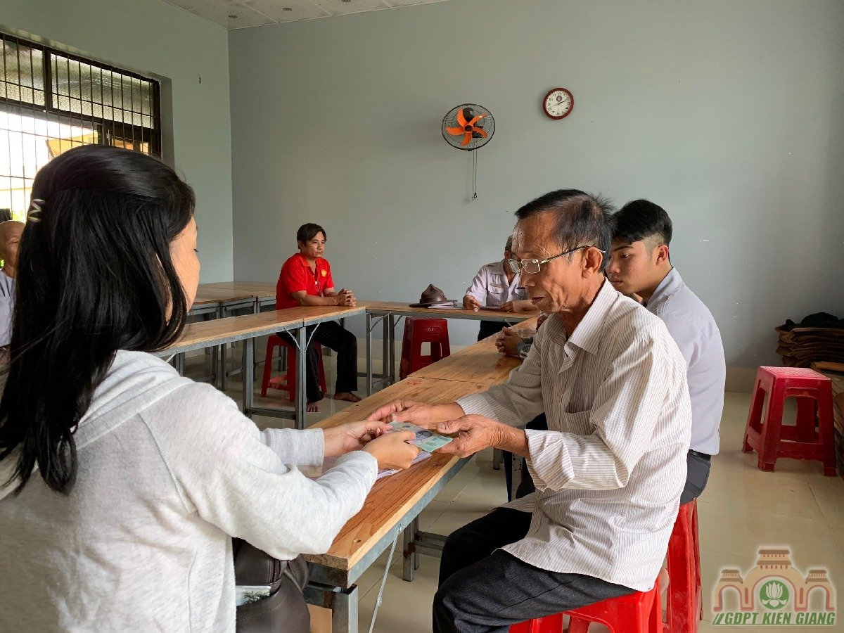 Chuong Trinh Uom Mam Tri Tue Thuoc Hoi Tu Thien Dong Cam Chua Buu Tho Trao Hoc Bong Hkii Cho Cac Em Doan Vien Gdpt Buu Tho 03