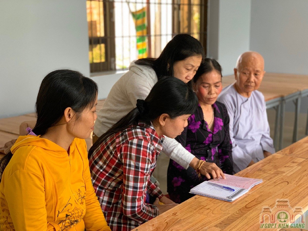 Chuong Trinh Uom Mam Tri Tue Thuoc Hoi Tu Thien Dong Cam Chua Buu Tho Trao Hoc Bong Hkii Cho Cac Em Doan Vien Gdpt Buu Tho 05