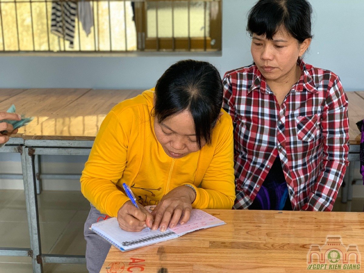 Chuong Trinh Uom Mam Tri Tue Thuoc Hoi Tu Thien Dong Cam Chua Buu Tho Trao Hoc Bong Hkii Cho Cac Em Doan Vien Gdpt Buu Tho 06