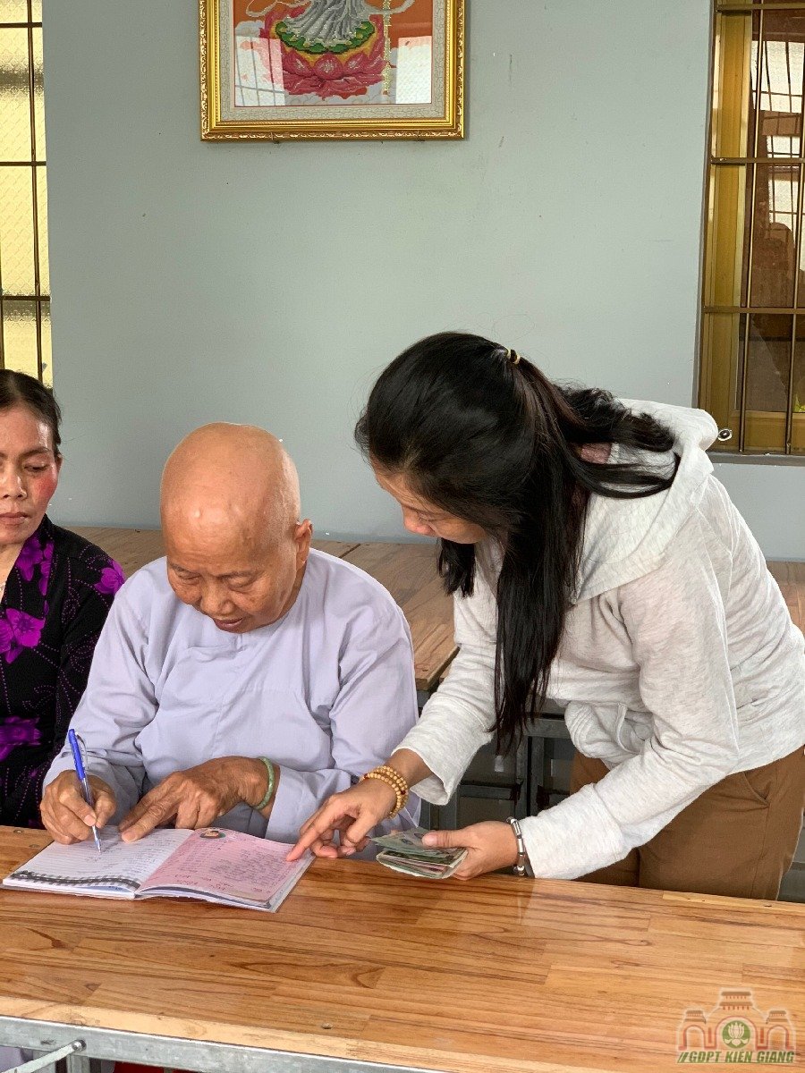 Chuong Trinh Uom Mam Tri Tue Thuoc Hoi Tu Thien Dong Cam Chua Buu Tho Trao Hoc Bong Hkii Cho Cac Em Doan Vien Gdpt Buu Tho 07