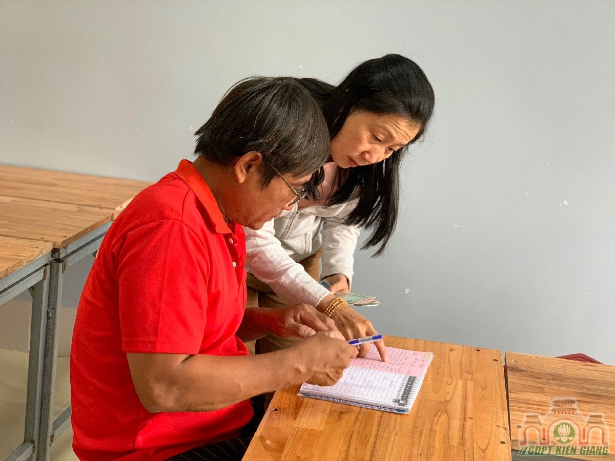 Chuong Trinh Uom Mam Tri Tue Thuoc Hoi Tu Thien Dong Cam Chua Buu Tho Trao Hoc Bong Hkii Cho Cac Em Doan Vien Gdpt Buu Tho 09