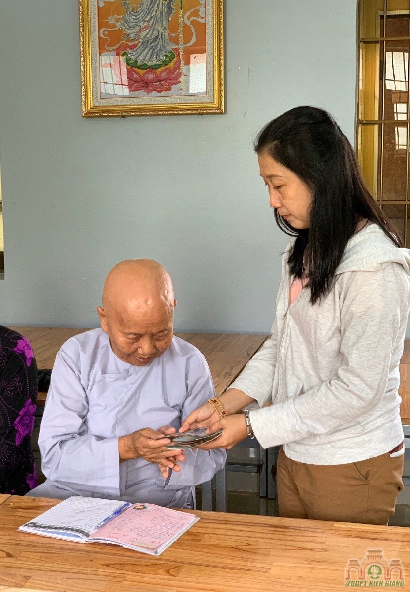 Chuong Trinh Uom Mam Tri Tue Thuoc Hoi Tu Thien Dong Cam Chua Buu Tho Trao Hoc Bong Hkii Cho Cac Em Doan Vien Gdpt Buu Tho 10