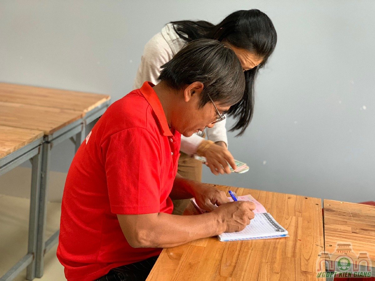 Chuong Trinh Uom Mam Tri Tue Thuoc Hoi Tu Thien Dong Cam Chua Buu Tho Trao Hoc Bong Hkii Cho Cac Em Doan Vien Gdpt Buu Tho 11