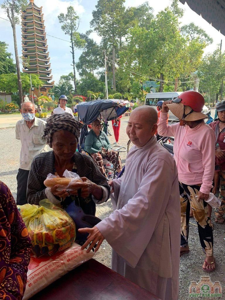 Gdpt Tam Bao Ha Tien Nhuong Com Se Ao Mua Vu Lan 03