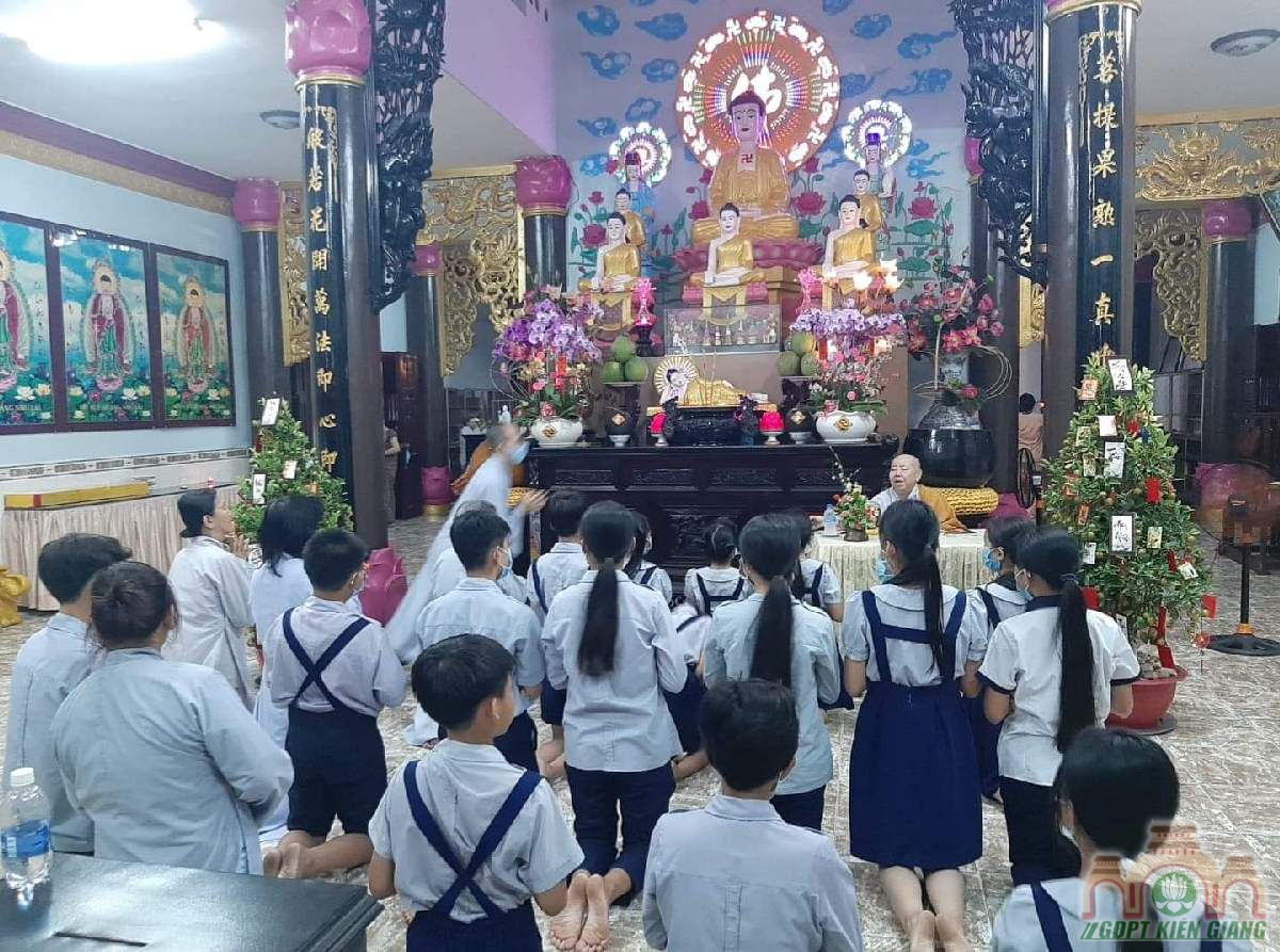 Gdpt Tam Bao Ha Tien Sam Hoi Cuoi Nam Va Chuc Tet Ni Su Tru Tri 01