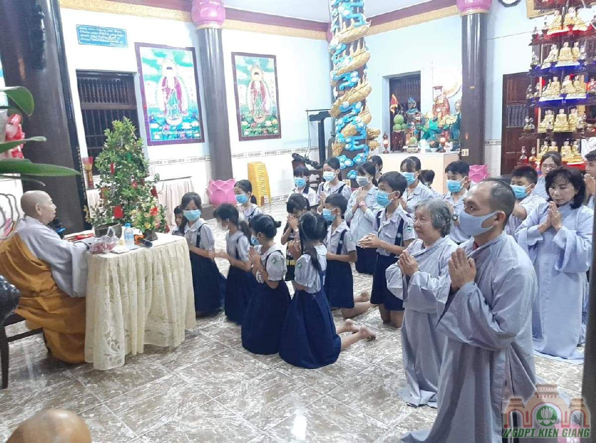 Gdpt Tam Bao Ha Tien Sam Hoi Cuoi Nam Va Chuc Tet Ni Su Tru Tri 02