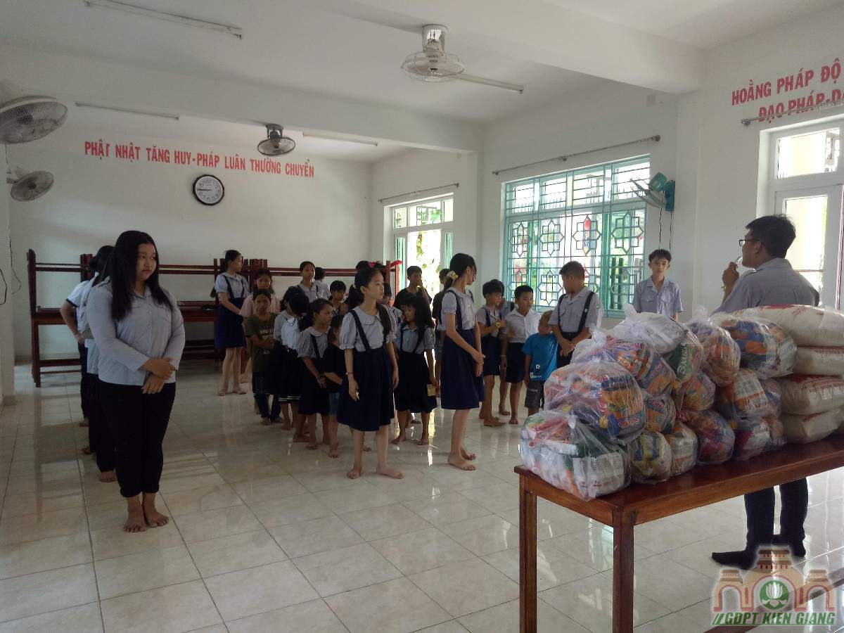 Gdpt Tam Bao Ha Tien Trao Qua Tu Thien Dau Nam 01