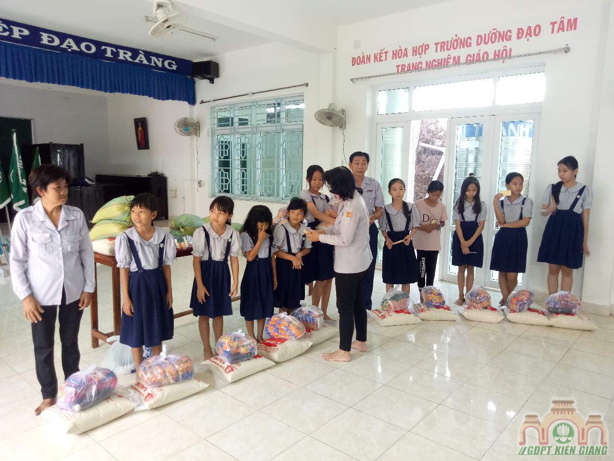 Gdpt Tam Bao Ha Tien Trao Qua Tu Thien Dau Nam 02
