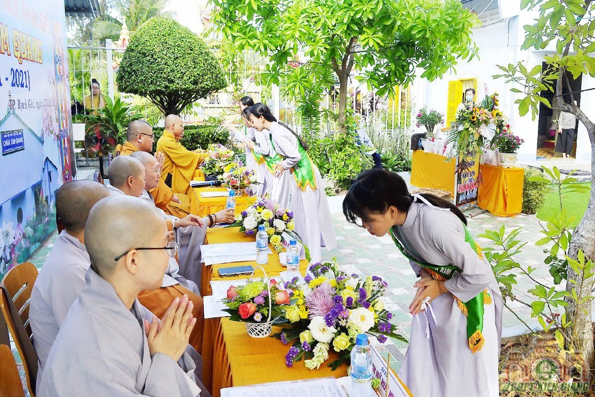 Gdpt Tam Bao Tp Rach Gia Dang Hoa Cung Duong Nhan Ky Niem 50 Nam Khai Son Chua Kim Quang 01
