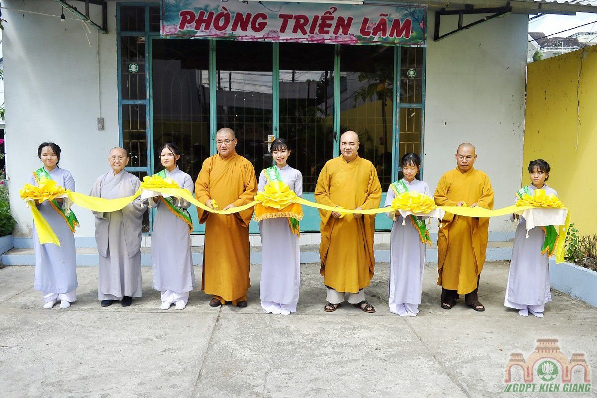 Gdpt Tam Bao Tp Rach Gia Dang Hoa Cung Duong Nhan Ky Niem 50 Nam Khai Son Chua Kim Quang 06
