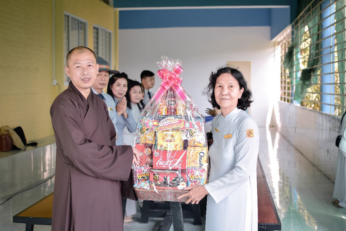Phan Ban Gia Dinh Phat Tu Kien Giang Van An Va Chuc Tet Chu Ton Duc Nhan Tet Nguyen Dan Nham Dan 10