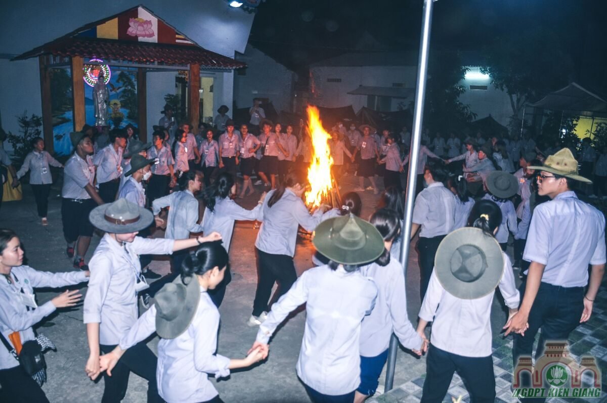 Dem Lua Trai Trai Luc Hoa Xii Am Ap Ben Anh Lua Hong 03