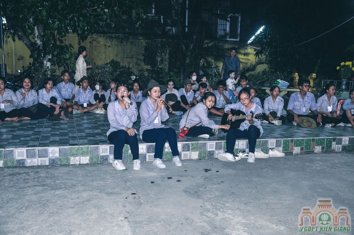Dem Lua Trai Trai Luc Hoa Xii Am Ap Ben Anh Lua Hong 06