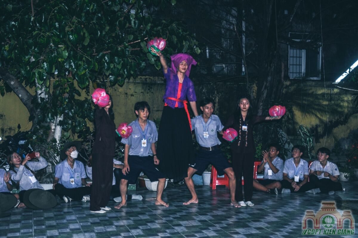 Dem Lua Trai Trai Luc Hoa Xii Am Ap Ben Anh Lua Hong 08