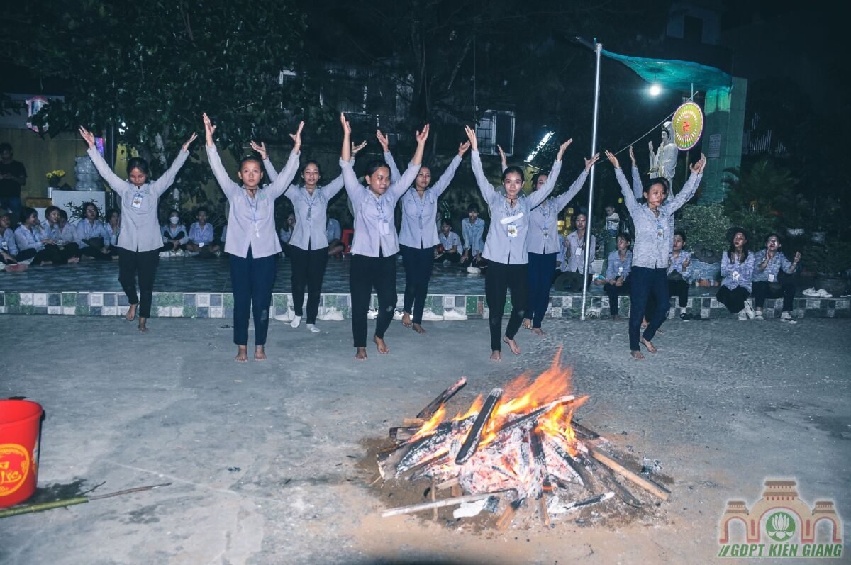 Dem Lua Trai Trai Luc Hoa Xii Am Ap Ben Anh Lua Hong 09