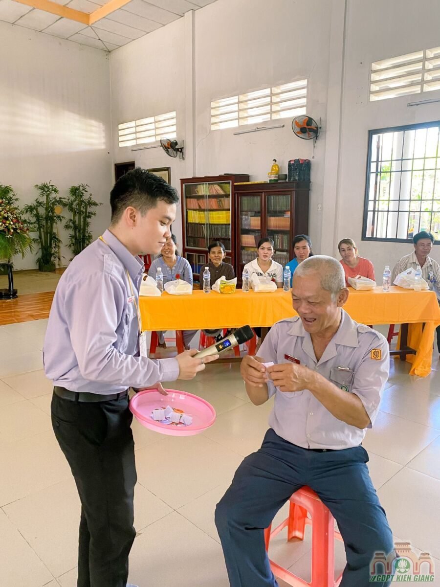 Le Cai Hoa Hong Danh Thuc Yeu Thuong Trai Hieu 2022 Muc Kien Lien Xiii Gdpt Buu Tho 10