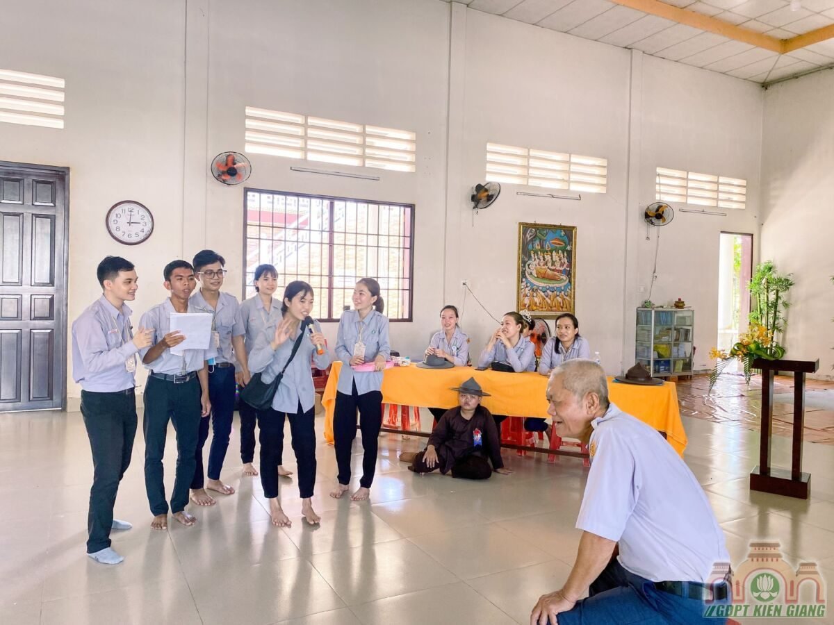 Le Cai Hoa Hong Danh Thuc Yeu Thuong Trai Hieu 2022 Muc Kien Lien Xiii Gdpt Buu Tho 11