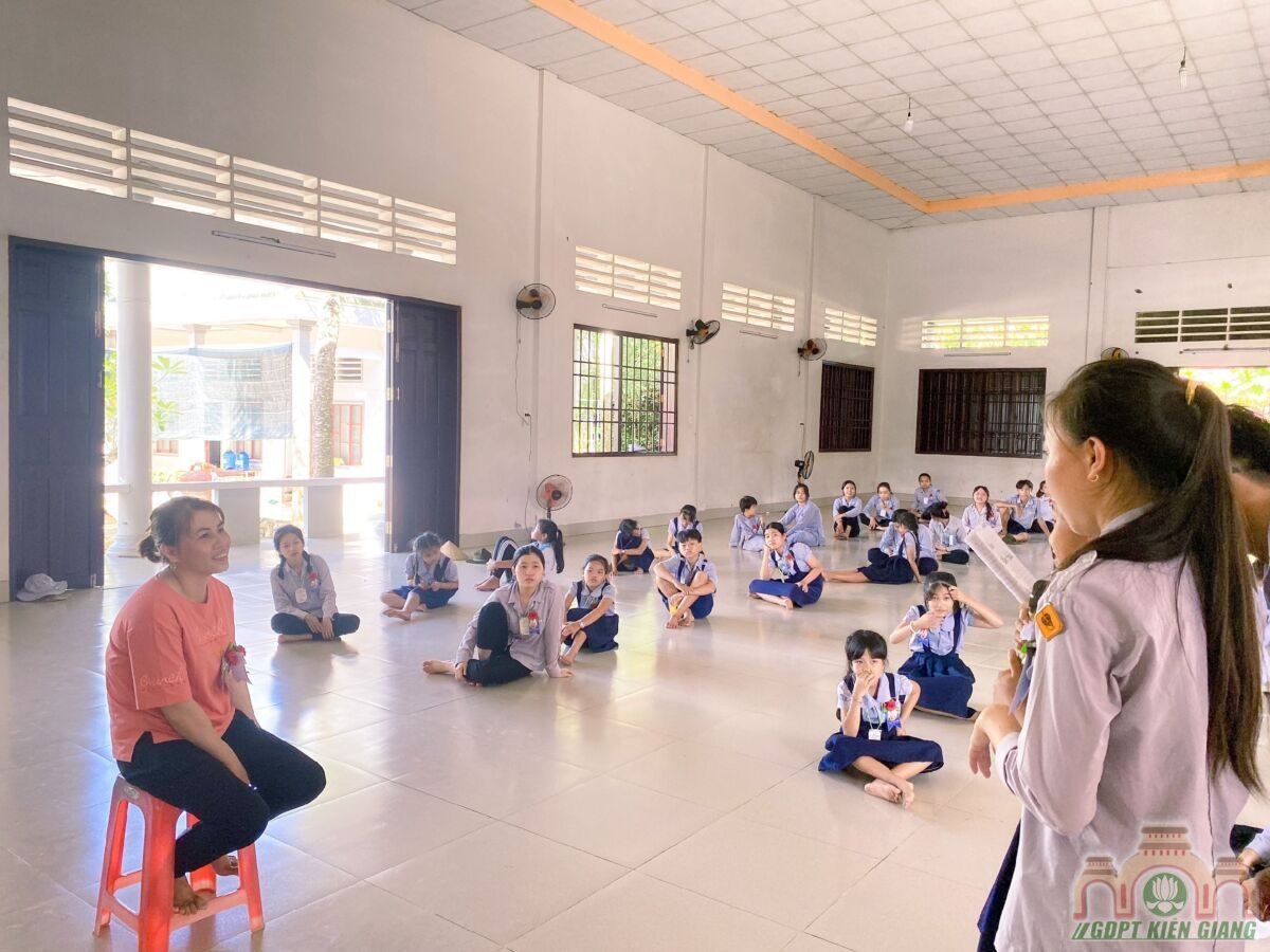 Le Cai Hoa Hong Danh Thuc Yeu Thuong Trai Hieu 2022 Muc Kien Lien Xiii Gdpt Buu Tho 13