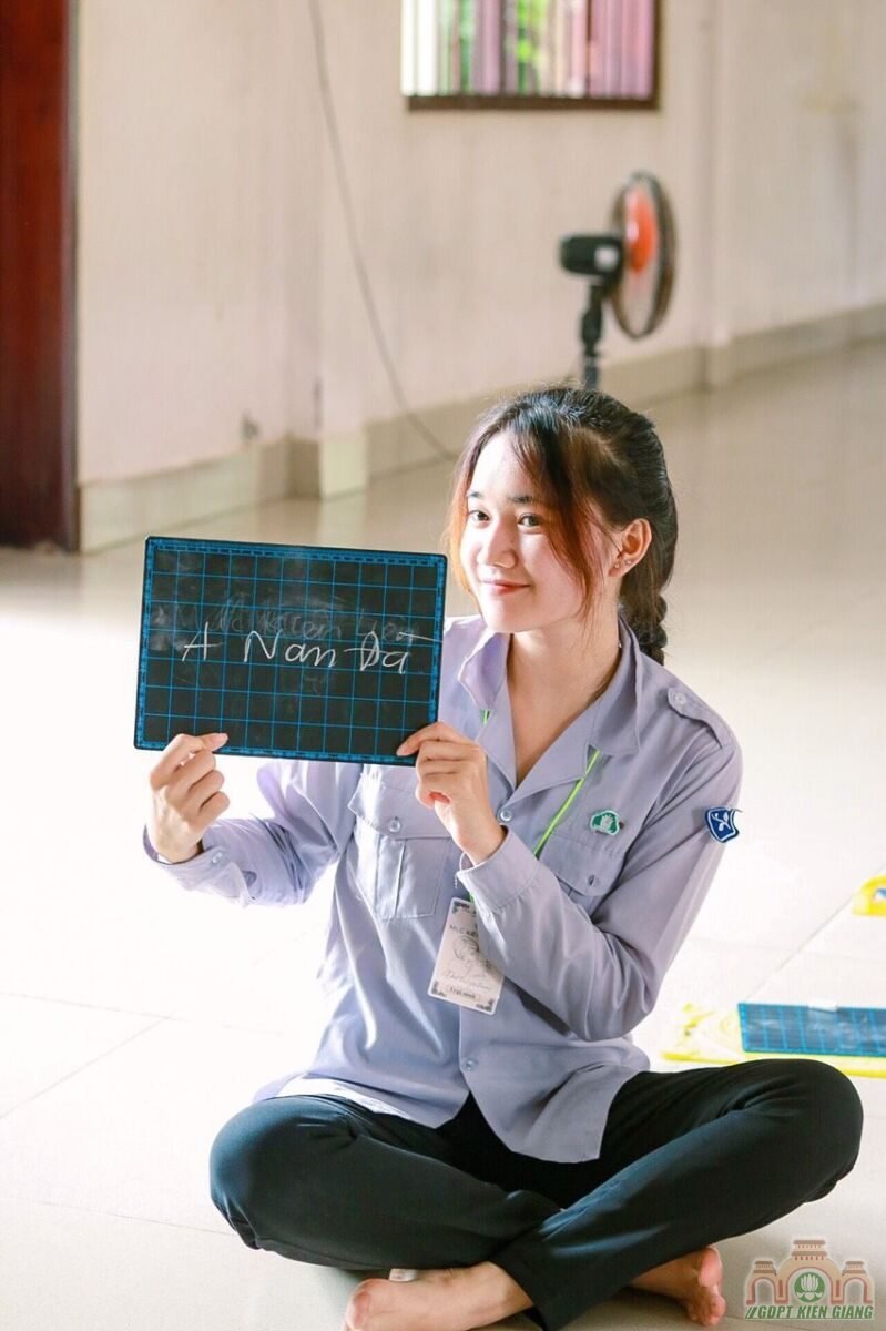Le Cai Hoa Hong Danh Thuc Yeu Thuong Trai Hieu 2022 Muc Kien Lien Xiii Gdpt Buu Tho 50