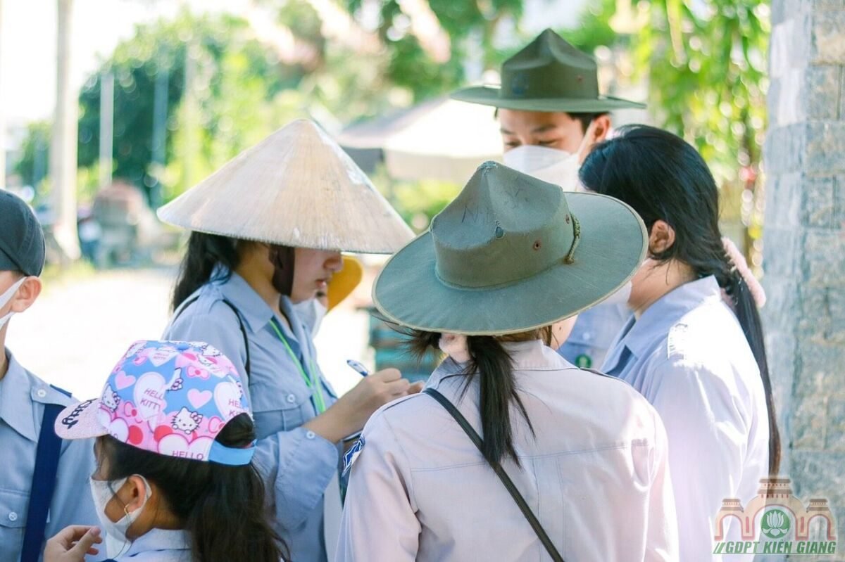 Le Cai Hoa Hong Danh Thuc Yeu Thuong Trai Hieu 2022 Muc Kien Lien Xiii Gdpt Buu Tho 64