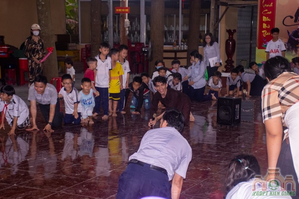 Cac Don Vi Tai Rach Gia Vui Choi Trung Thu Cung Cac Em Thieu Nhi Tai Chua Vinh Phuoc 17