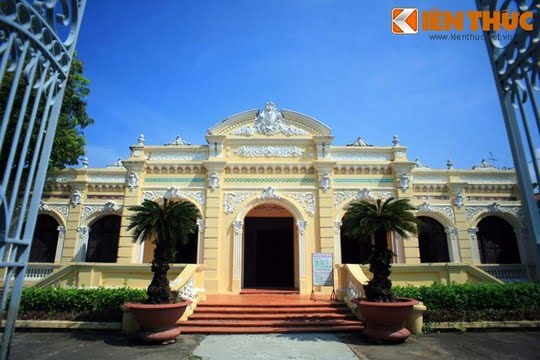 '''
Không chỉ là nơi trưng bày hiện vật, Bảo tàng Tỉnh Kiên Giang (số 27 Nguyễn Văn Trỗi, phường Vĩnh Thanh Vân, TP Rạch Giá, Kiên Giang) còn là dinh thự cổ của địa chủ phong kiến đẹp nhất địa phương này còn được lưu giữ cho đến ngày nay.
'''