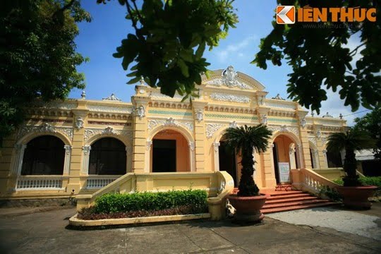 '''
Ngôi nhà thường được dân địa phương gọi là Cái Nhà Lớn, do ông Trần Nhuệ, một địa chủ lớn trong vùng cho xây dựng.
'''