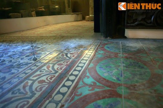 '''
Nguyên vật liệu xây dựng như gỗ, gạch, ngói đều chủ yếu mua từ Miền Đông. Riêng gạch hoa lát nền nhập từ Pháp.
'''
