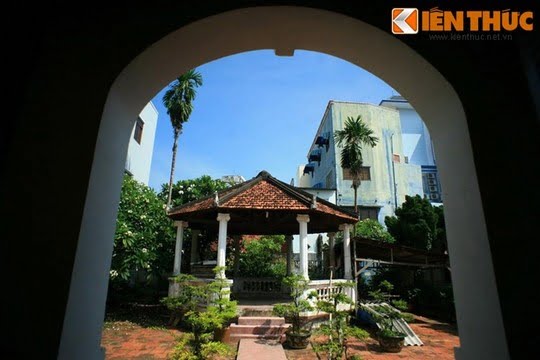 '''
Tòa dinh thự cổ được khởi công xây dựng năm 1911, khánh thành năm 1920 với diện tích khoảng 2.000m2, bao gồm từ đường (3 gian hai chái), nhà bếp, nhà ở, sân Thiên Tĩnh.
'''
