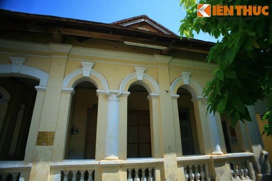 '''
Được xây dựng vào thời kỳ thuộc địa, chịu ảnh hưởng của văn hóa Pháp nên ngôi nhà có kiến trúc “nửa Tây nửa Ta” độc đáo.
'''