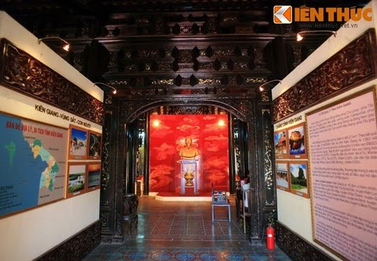 '''
Tinh hoa kiến trúc của ngôi nhà tập trung ở từ đường, được xây dựng theo kiểu kết cấu khung, bằng gỗ đỏ và căm xe….
'''