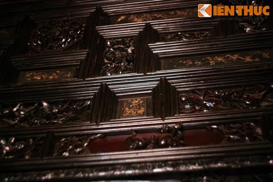 '''
Nét đặc sắc của nội thất thể hiện ở những mảng chạm khắc điêu luyện tinh tế và mang đậm xu thế hướng nội, vươn tới sự hòa nhập với thiên nhiên để tạo nên một tổng thể hoàn chỉnh.
'''