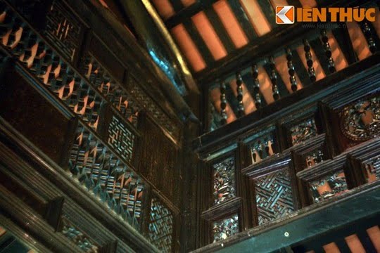 '''
Hoa văn trang trí rất phong phú, từ các dạng hình học truyền thống, cây hoa (tùng, trúc, cúc, mai), chim (dơi, công, phượng, trĩ..), quả (đu đủ, nho, lựu..), các loại dây leo cho đến thú vật (hươu, nai...).
'''