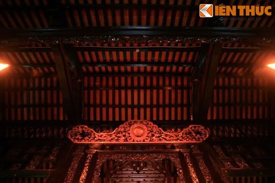 '''
Ngôi nhà được xây dựng liên tục trong 10 năm với đội ngũ thợ xây, thợ mộc được đón từ Gia Định về; thợ chạm khắc đều là thợ giỏi đón từ Miền Bắc.
'''