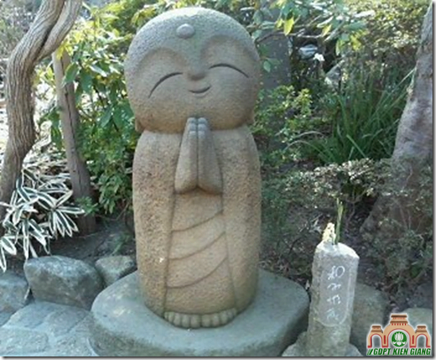 a jizo stone statue