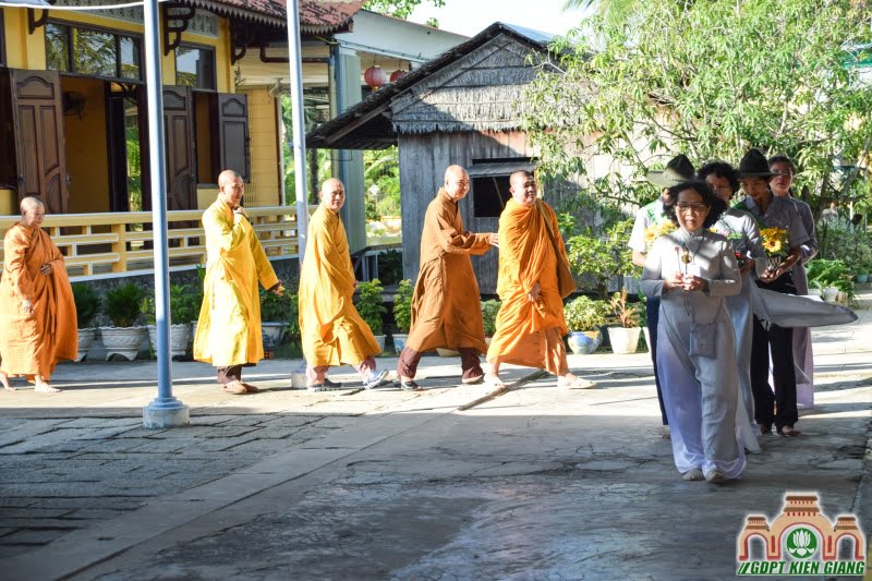 Cung nghinh chư tôn đức quang lâm lễ trường