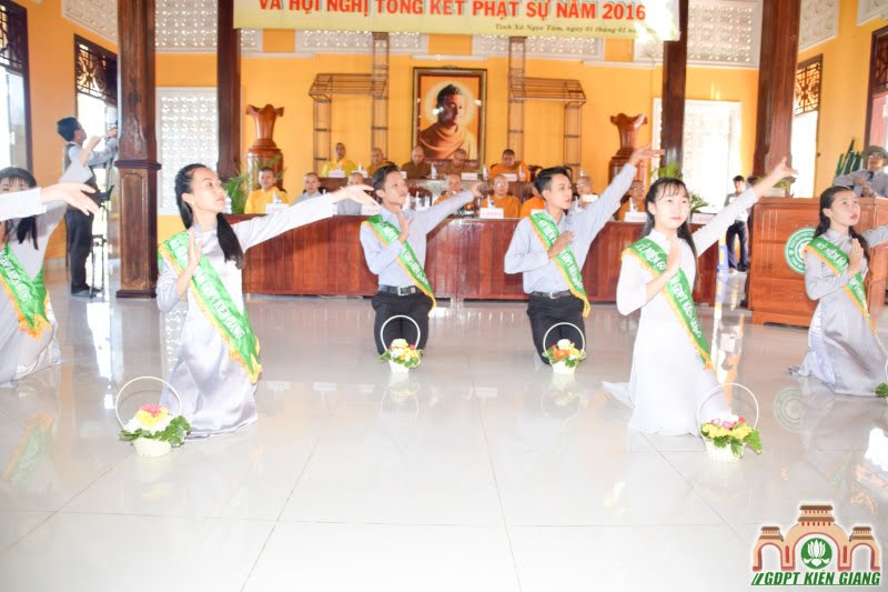 Dâng hoa cúng dường
