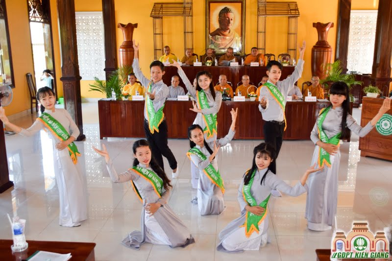 Dâng hoa cúng dường