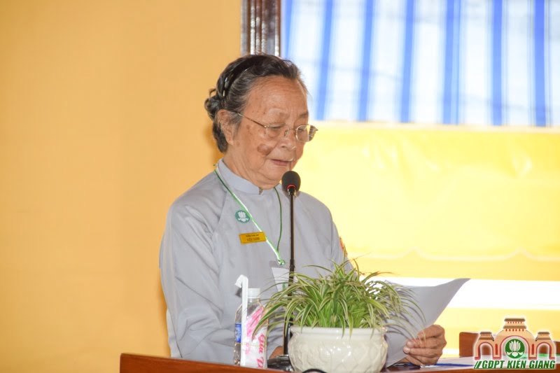 Chị Trưởng Ban Hướng Dẫn đọc diễn văn khai mạc