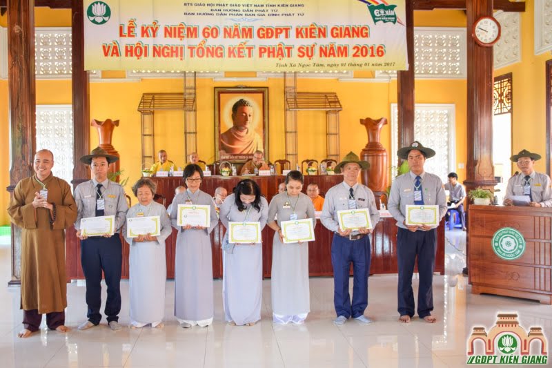 Trao thưởng cho Huynh Trưởng xuất sắc