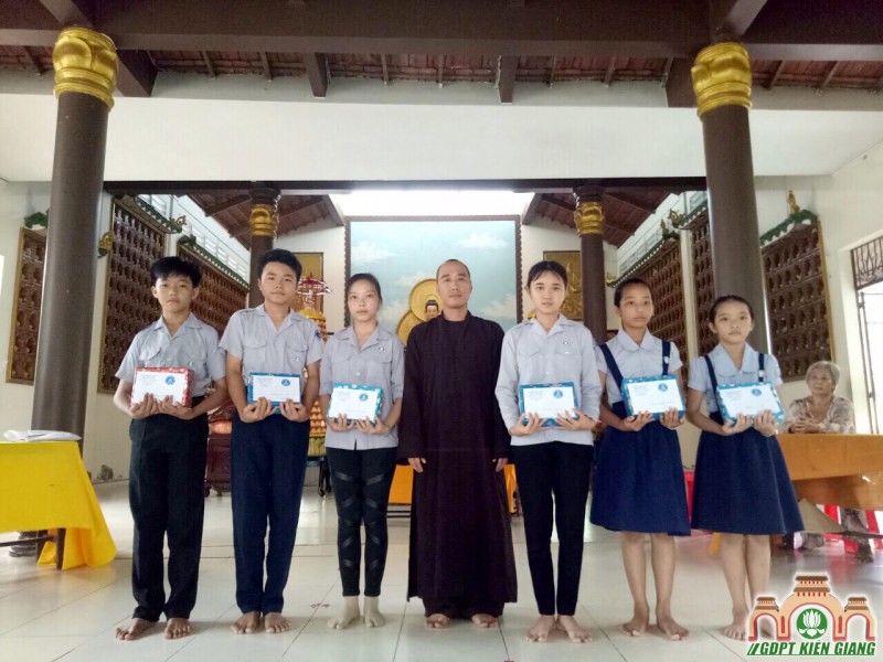 GĐPT Bửu Thọ phát thưởng cho đoàn sinh