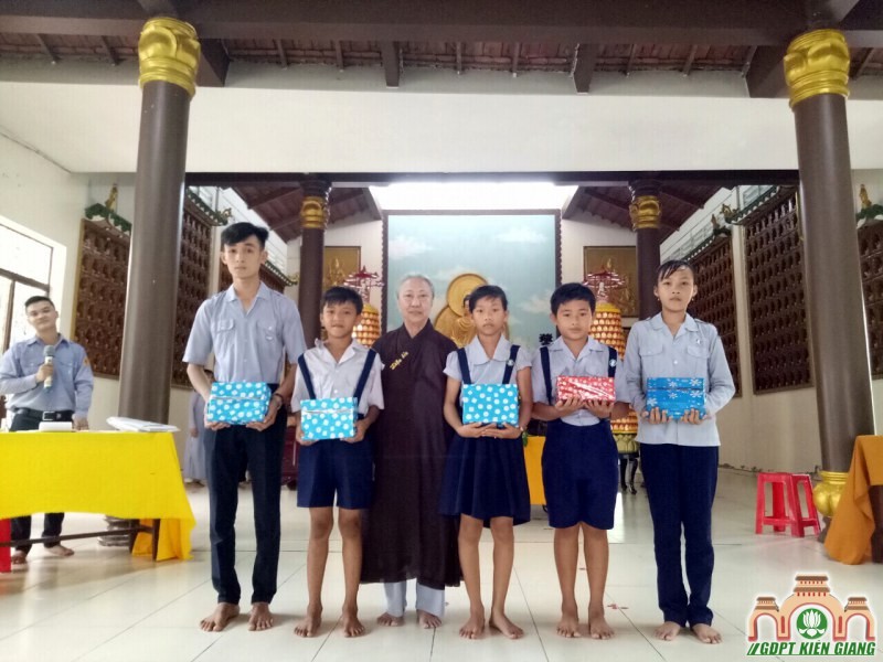 GĐPT Bửu Thọ phát thưởng cho đoàn sinh