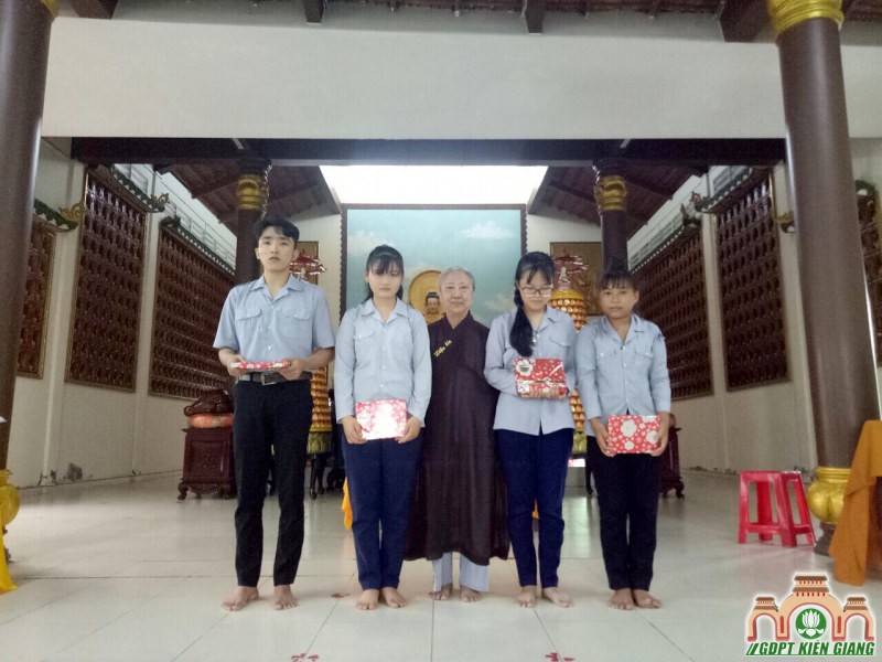 GĐPT Bửu Thọ phát thưởng cho đoàn sinh