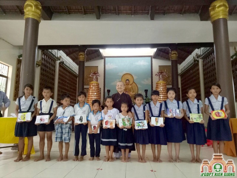 GĐPT Bửu Thọ phát thưởng cho đoàn sinh