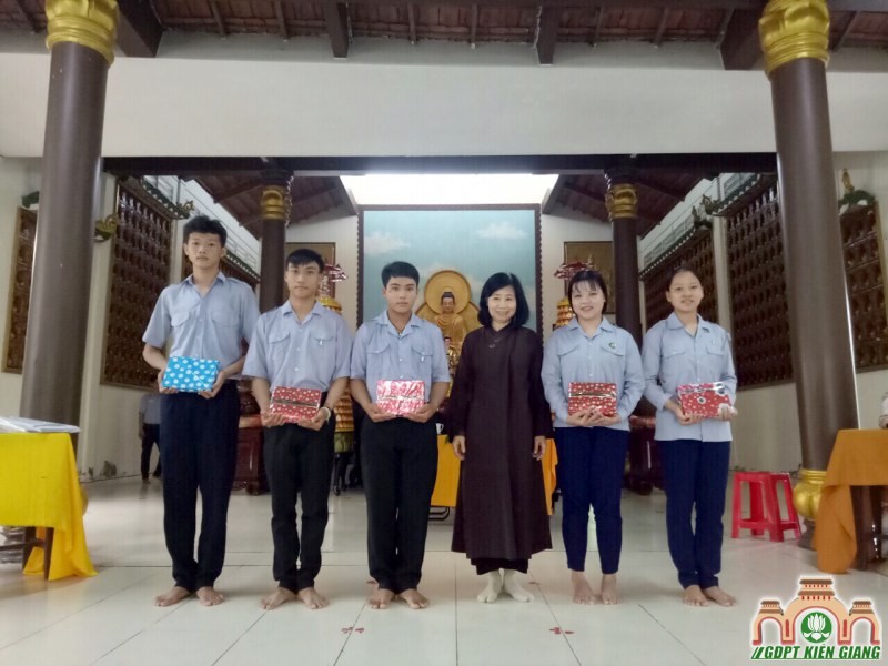 GĐPT Bửu Thọ phát thưởng cho đoàn sinh