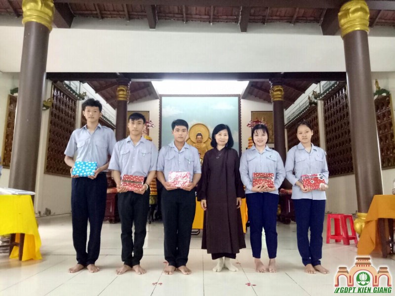 GĐPT Bửu Thọ phát thưởng cho đoàn sinh