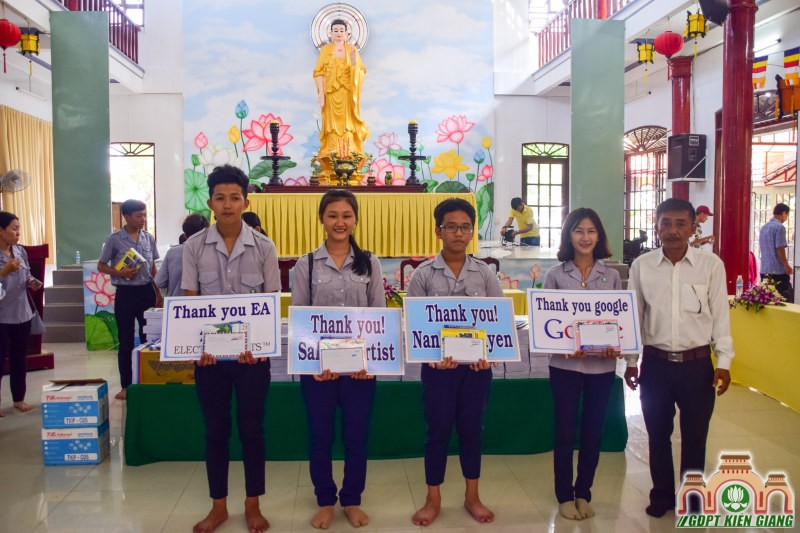 Chùa Bửu Sơn Trao Tặng Học Bổng Cho Đoàn sinh Nghèo Hiếu Học do tổ chức Fishfun và Sahaya International tài trợ