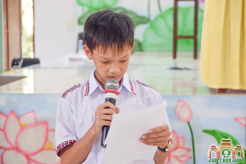 Chùa Bửu Sơn Trao Tặng Học Bổng Cho Đoàn sinh Nghèo Hiếu Học do tổ chức Fishfun và Sahaya International tài trợ