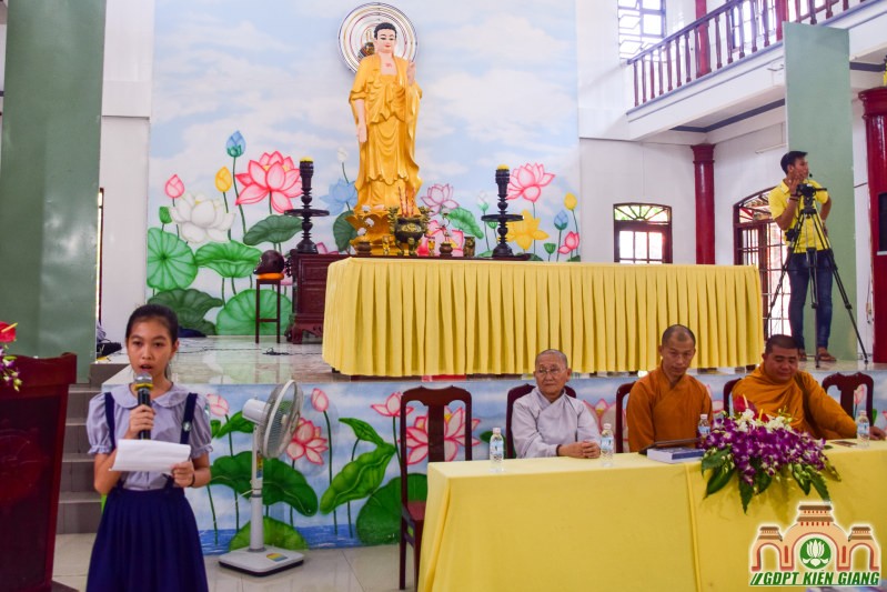Chùa Bửu Sơn Trao Tặng Học Bổng Cho Đoàn sinh Nghèo Hiếu Học do tổ chức Fishfun và Sahaya International tài trợ