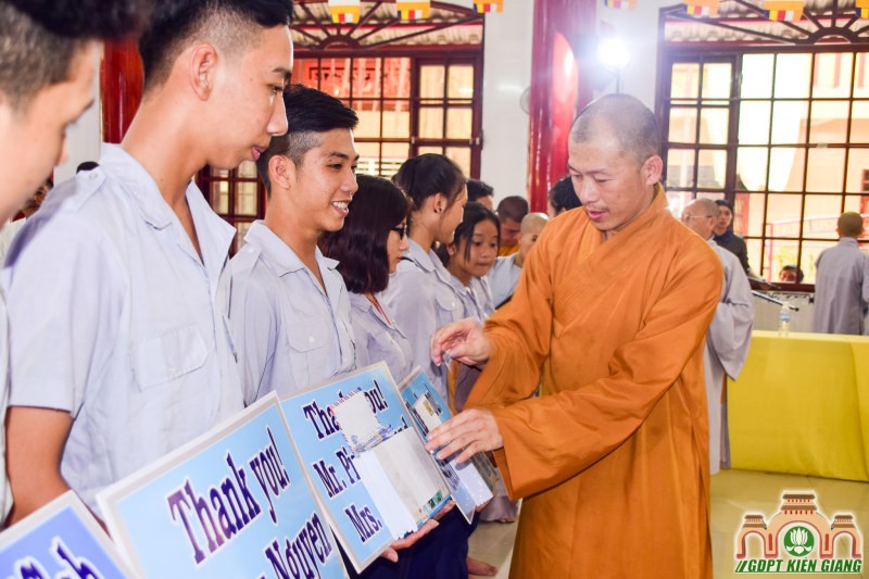 Chùa Bửu Sơn Trao Tặng Học Bổng Cho Đoàn sinh Nghèo Hiếu Học do tổ chức Fishfun và Sahaya International tài trợ